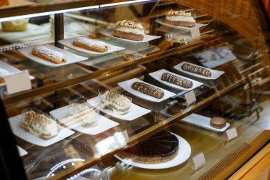 restoranda bir hamur işleri ile cam vitrin