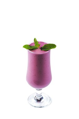 izole beyaz bir arka plan üzerinde nane yaprakları ile süslenmiş bacak üzerinde bir bardak meyve ve süt yüzlü