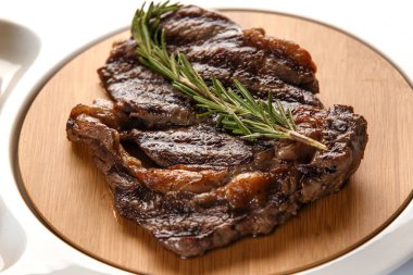 biberiye closeup bir sprig ile dekore kaburga biftek