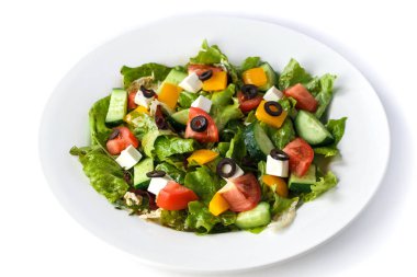 izole beyaz bir arka plan üzerinde bir tabakta yunan salatası