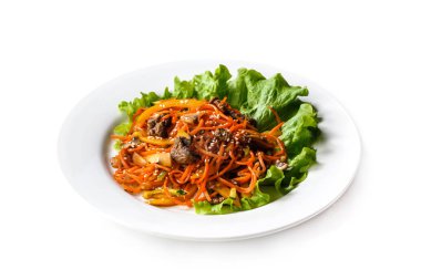 izole beyaz bir arka plan üzerinde bir tabakta havuç, et ve yeşillik salatası