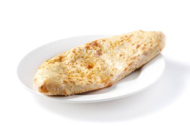 Izole beyaz bir arka plan üzerinde dikdörtgen bir tabakta Calzone pizza