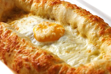 Izole beyaz arka plan closeup üzerinde beyaz dikdörtgen plaka içinde Acar khachapuri