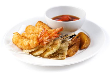 meyilli karides ve izole beyaz bir arka plan üzerinde bir tabakta soya sosu ve zencefil ile bir fincan