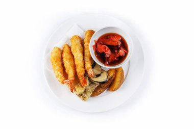 meyilli karides ve izole beyaz bir arka plan üzerinde bir tabakta soya sosu ve zencefil ile bir fincan