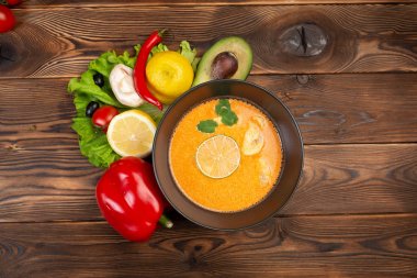 limon ve sebze ile tom kha çorbası 