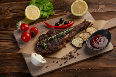 sebze ve domates soslu kuzu biftek