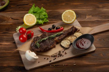 sebze ve domates soslu kuzu biftek