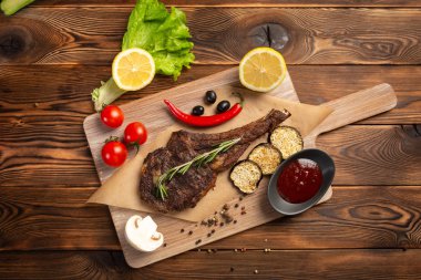 sebze ve domates soslu kuzu biftek