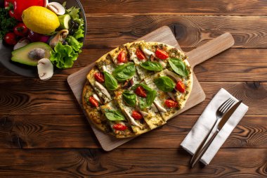 ahşap arka plan üzerinde shiitake tavuk ve sebze ile pizza