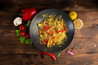 siyah bir tabakta köri tavuk ile yasemin pilav