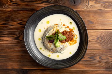 siyah bir tabakta ıspanak ve parmesan süt ile sıcak patlıcan