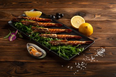 Siyah dikdörtgen plakalı Arjantin ızgara karidesleri