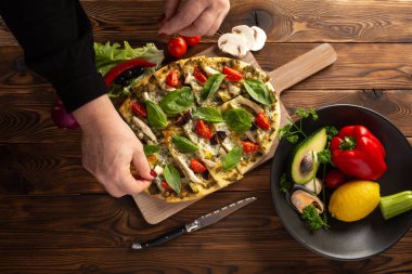 ahşap arka plan üzerinde shiitake tavuk ve sebze ile pizza