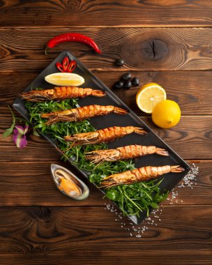 Siyah dikdörtgen plakalı Arjantin ızgara karidesleri