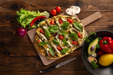 ahşap arka plan üzerinde shiitake tavuk ve sebze ile pizza