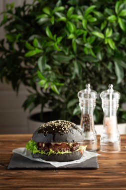 siyah burger siyah mamba mermer sığır eti gri bir taş ile