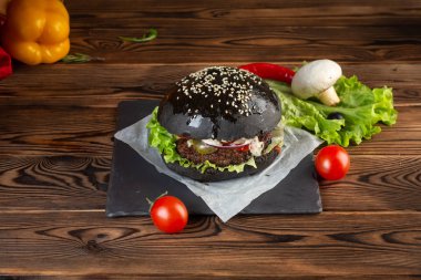 siyah burger siyah mamba mermer sığır eti gri bir taş ile