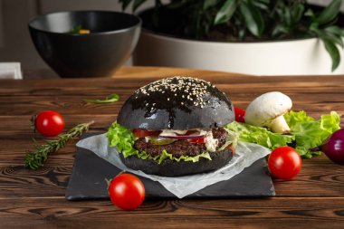 siyah burger siyah mamba mermer sığır eti gri bir taş ile