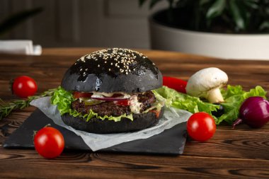 siyah burger siyah mamba mermer sığır eti gri bir taş ile