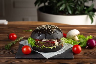 siyah burger siyah mamba mermer sığır eti gri bir taş ile