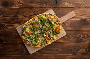 ahşap arka plan üzerinde sebze ve trüf yağı ile pizza