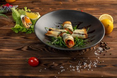 somon, otlar ve baharatlar ile gevrek börek