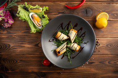 somon, otlar ve baharatlar ile gevrek börek