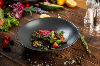 otlar ve baharatlar ile sıcak pişmiş patlıcan salatası