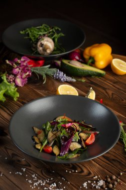 otlar ve baharatlar ile sıcak pişmiş patlıcan salatası