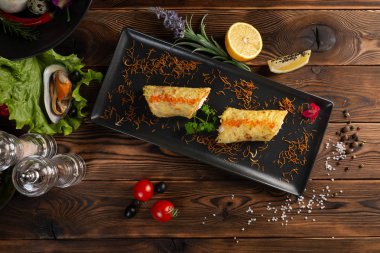 Siyah plaka baharat ile Çin somon rosti