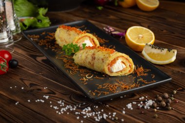 Siyah plaka baharat ile Çin somon rosti