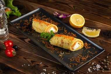 Siyah plaka baharat ile Çin somon rosti