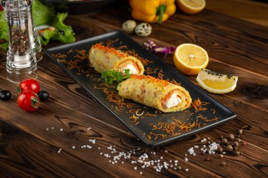 Siyah plaka baharat ile Çin somon rosti