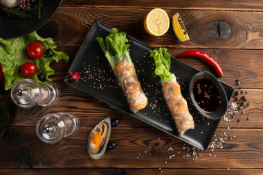 Siyah dikdörtgen plakakarides ile Asya bahar rulo