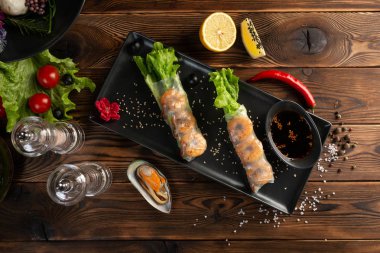 Siyah dikdörtgen plakakarides ile Asya bahar rulo