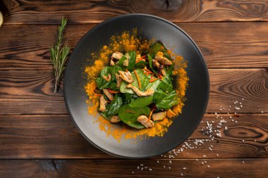 Tavuk ve susam yağı ile Çin salatası