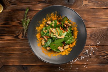 Tavuk ve susam yağı ile Çin salatası