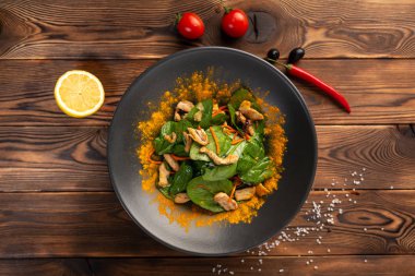 Tavuk ve susam yağı ile Çin salatası