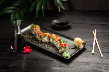 dikdörtgen siyah bir plaka üzerinde ejderha rulo seti 