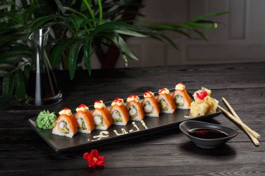 dikdörtgen siyah bir plaka üzerinde fuji rulo seti 