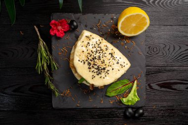 siyah bir tahta üzerinde kuzu ile bao