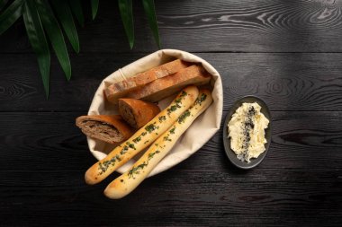 siyah ahşap arka plan üzerinde ekmek sepetleri