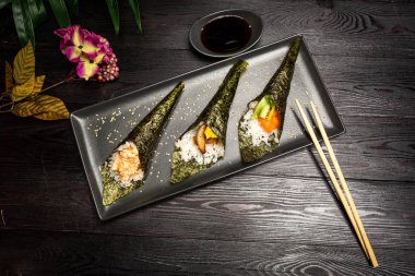 Somon, kızayak ve karides ile Temaki karışımı