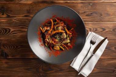 Siyah tabakta baharatlı tavuklu sebzeler.