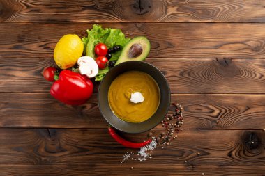 Siyah bir tabakta Çin çorbası püresi 