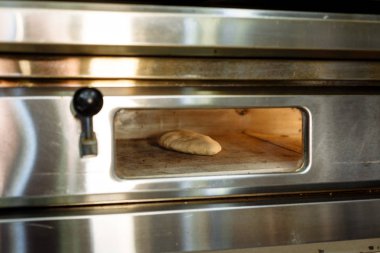 restoranın mutfağında elektrikli fırında pişirme hazırlanması