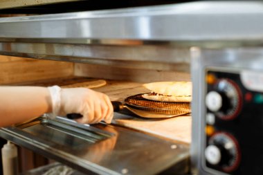 restoranın mutfağında elektrikli fırında pişirme hazırlanması