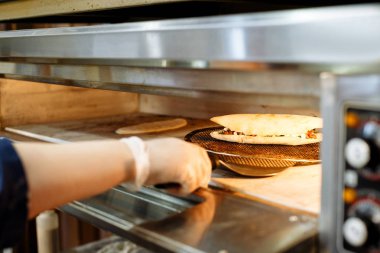 restoranın mutfağında elektrikli fırında pişirme hazırlanması