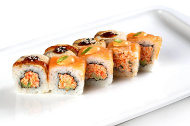 yalıtılmış beyaz bir arka plan üzerinde dikdörtgen bir plaka üzerinde iki satır halinde rulo kümesi